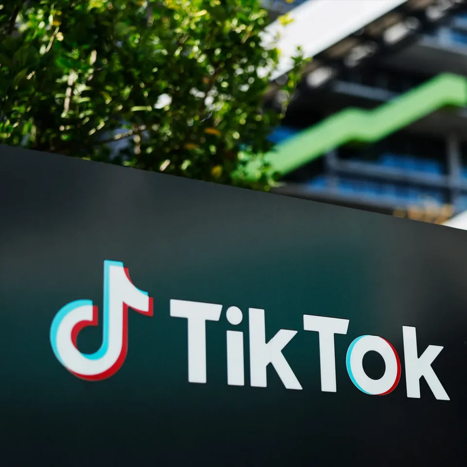Вывеска TikTok на фасаде здания